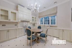 Дом 687м², 3-этажный, участок 21 сот.