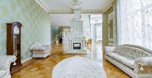 Дом 2050м&sup2;, 2-этажный, участок 52 сот.  