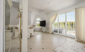 Дом 2160м&sup2;, 3-этажный, участок 38 сот.  